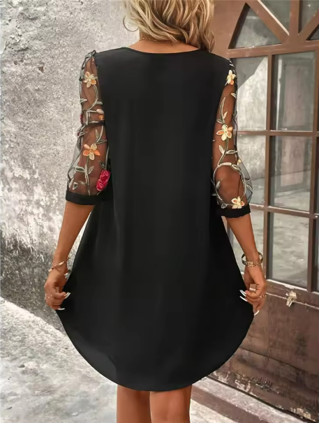 Crystal | Elegant dress with a V-neckline and eye-catching sleeves